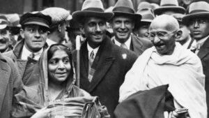 Gandhi em meio ao povo