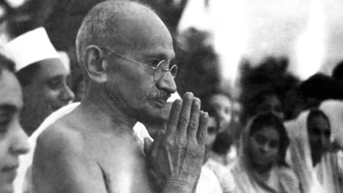 Mahatma Gandhi orando